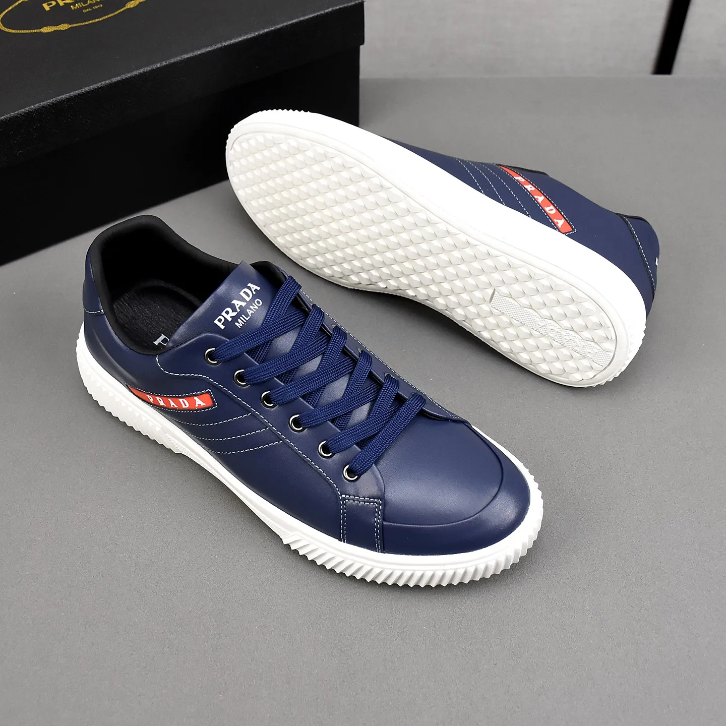 PP420👟👟👟Prada set off the audience! Prada, an international brand that is constantly innovating, this men's casual shoe, the original version, made of cowhide leather at a ratio of one to one at the store, with leather feet and rubber non-slip outsole, breathable and comfortable, quality speaks for itself👄38-44